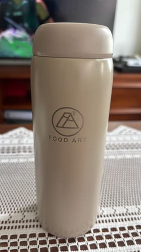 Reviewer's beige soup flask with a 'Food Art' logo, used for preparing Dampleesy soup.