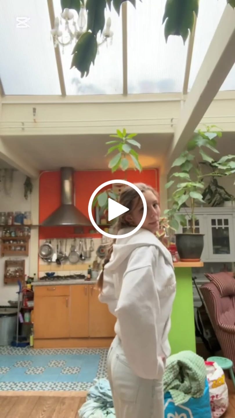 Customer video review of GATED COMMUNITY ZIP HOODIE LIGHT GREY