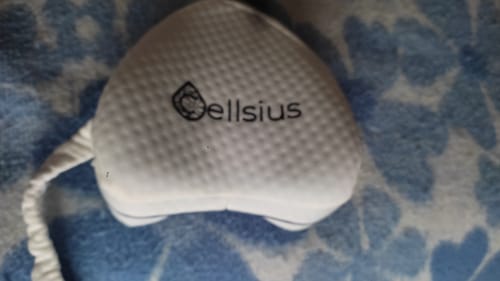 Photo d'un client : gros plan sur le coussin orthopédique pour genoux Cellsius blanc.