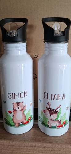 Rezensent zeigt zwei personalisierte Edelstahl-Trinkflaschen mit den Namen Simon und Eliana und Tiermotiven.