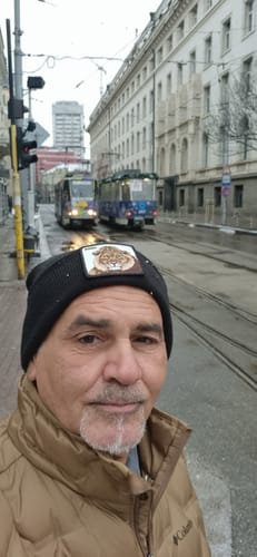 לקוח חובש את כובע הגרב השחור שלו Light Touches בחוץ ביום קריר.