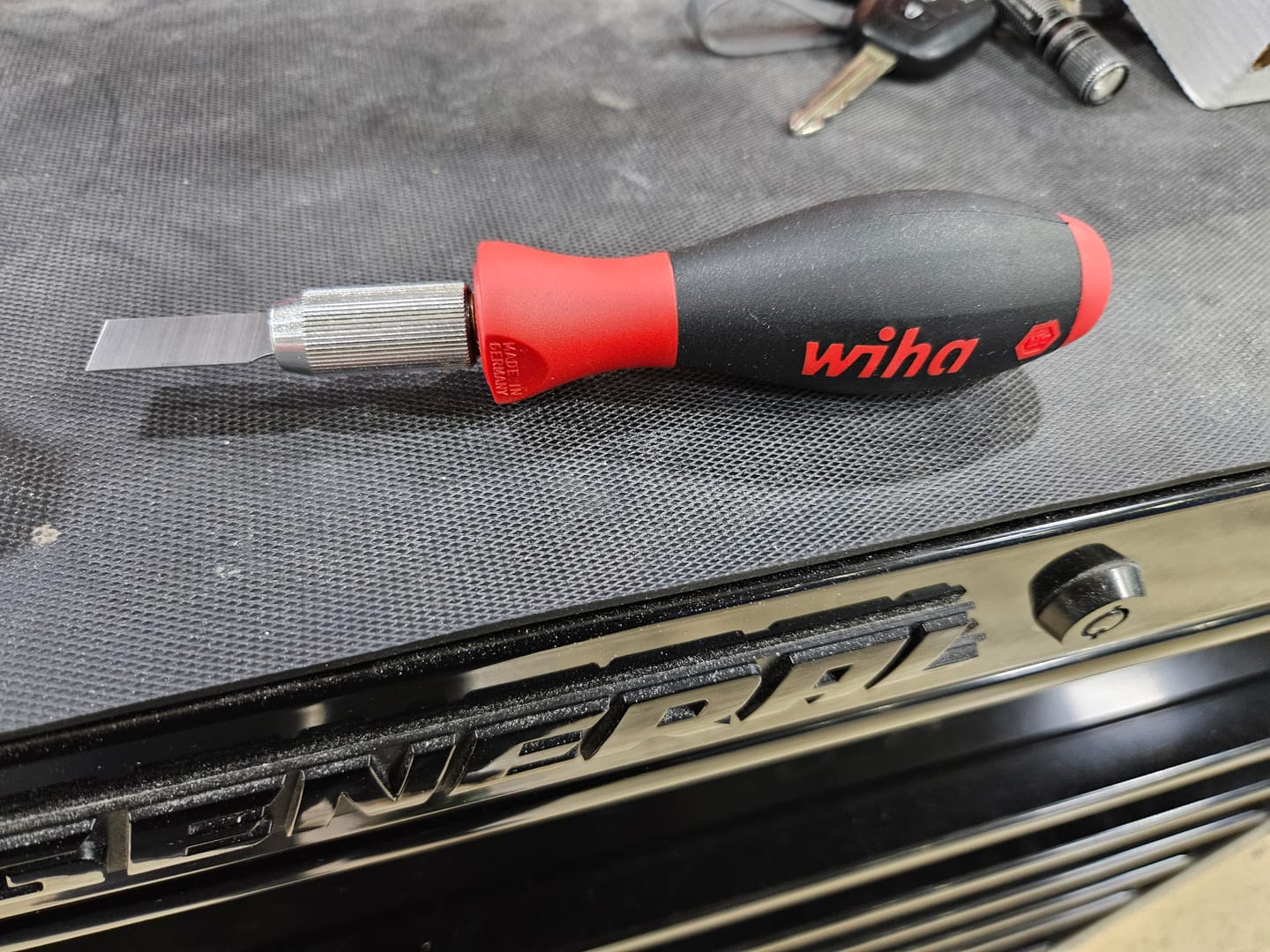Customer photo review of Wiha Tools 43090 SoftFinish Universal Razor Edged Scraper with Replacement Blades