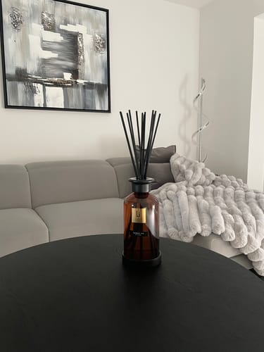 Customer's Amber Fie XXL diffuser sitting as a centerpiece on a black coffee table in a living room.