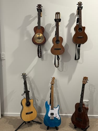Customer photo review of Flight Pathfinder Ocean Blue Baritone Electric Ukulele with Gigbag, Setup and Free Shipping.