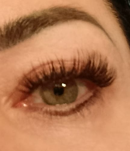 Kundin zeigt eine Nahaufnahme ihres Auges mit langen, dichten Wimpern aus dem LASH BABY STARTER KIT.