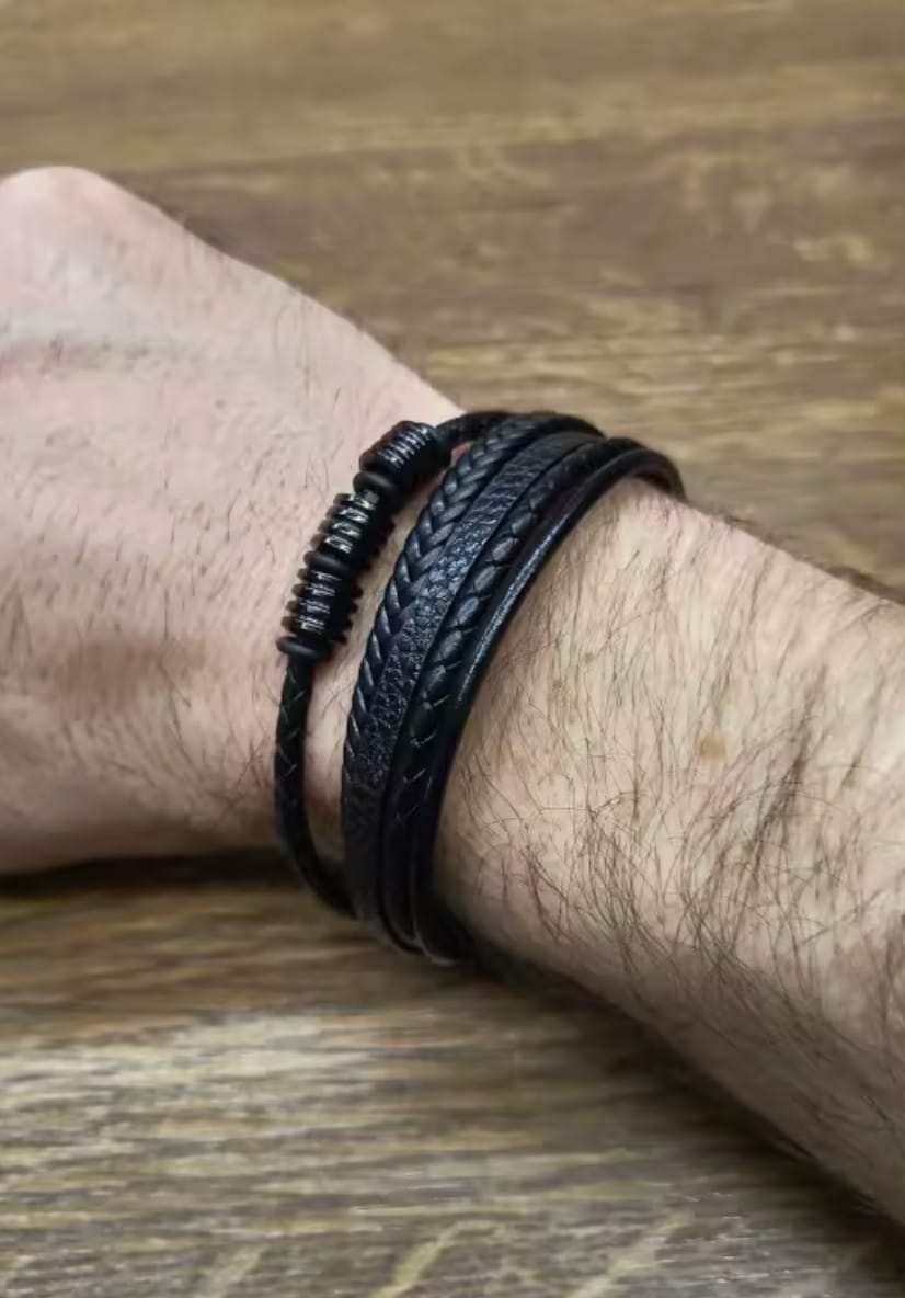 Customer photo review of PULSERA DE CUERO ACERO