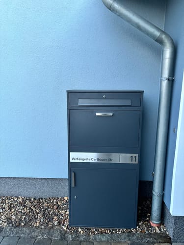 Customer photo review of XXL Paketbox mit Briefkasten | anthrazit - RAL7016 | personalisiert mit Edelstahl-Schild