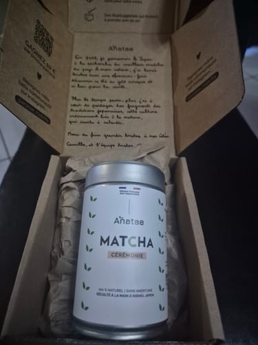 Avis d'un client montrant le pot de THÉ MATCHA CÉRÉMONIE BIO dans sa boîte de livraison ouverte.