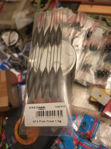 Recensent toont de 1.0g SF3 Pole Floats in hun originele, doorzichtige verpakking.