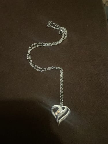Customer photo review of Collar con corazones unidos y piedras de nacimiento