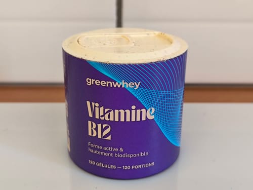 Un client montre le pot de 120 gélules de Vitamine B12 greenwhey.