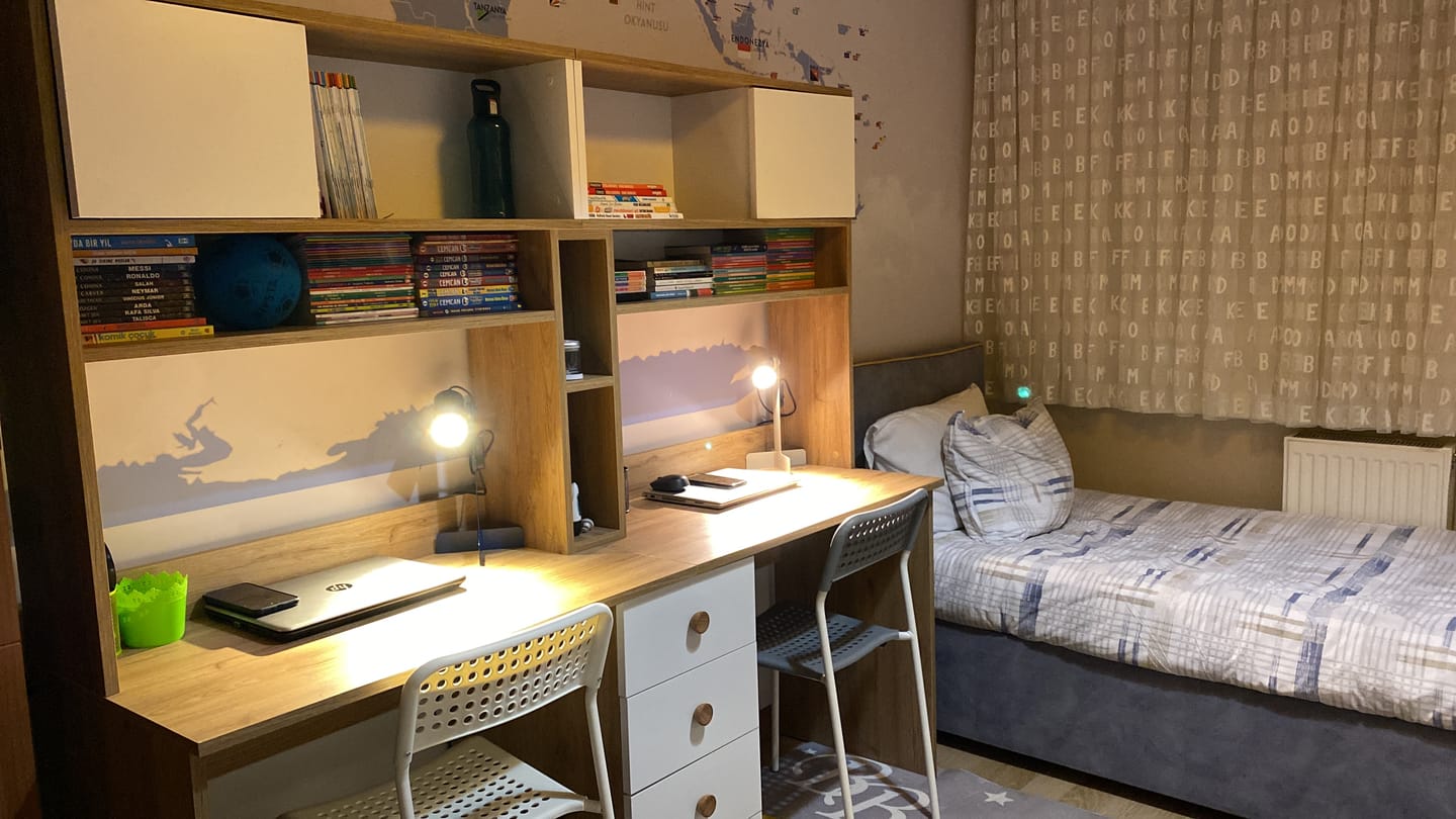 Customer photo review of Rani HA130 İki Kişilik Raflı 2 Kapaklı 4 Çekmeceli Çalışma Ofis Bilgisayar Masası Sepet Ceviz - Beyaz
