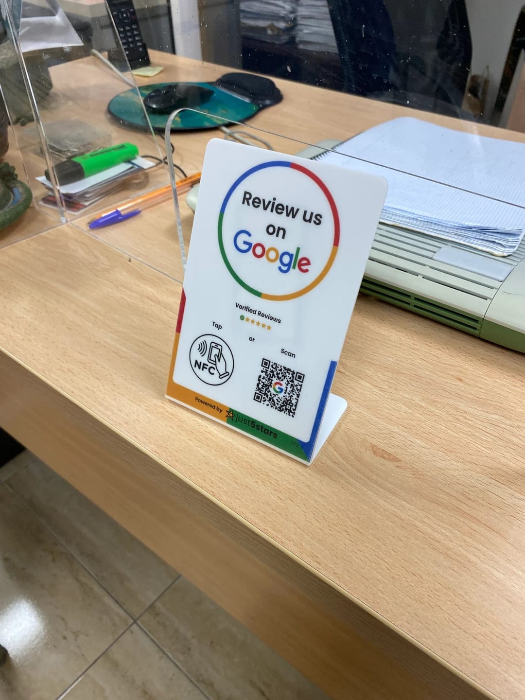 Customer photo review of Expositor Reseñas Google NFC QR