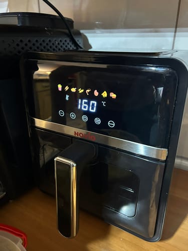 Friteuza cu aer cald Novio StonePro a unui client. Afișajul digital este pornit, arătând 160°C și pictogramele programelor.