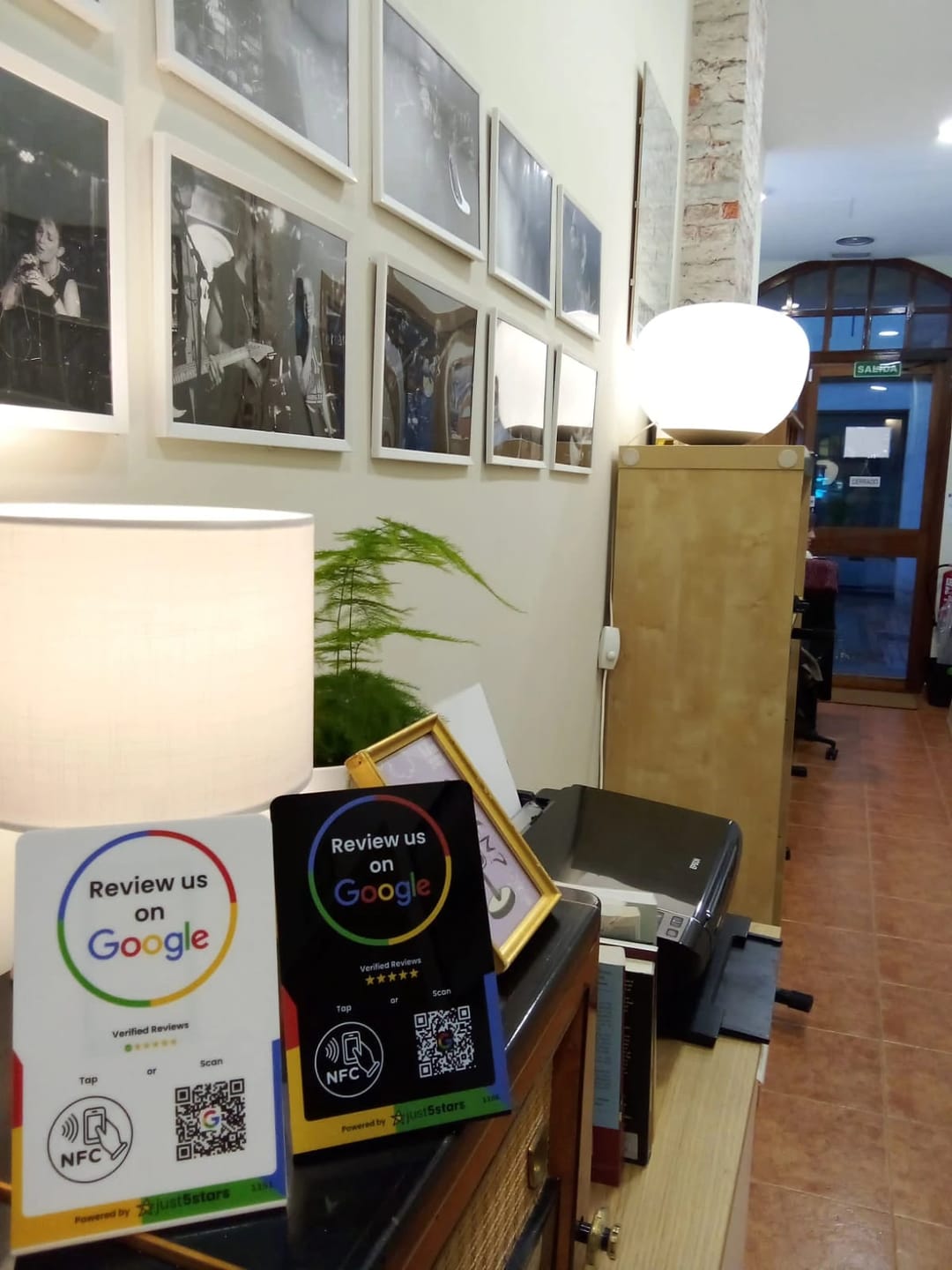 Customer photo review of Expositor Reseñas Google NFC QR