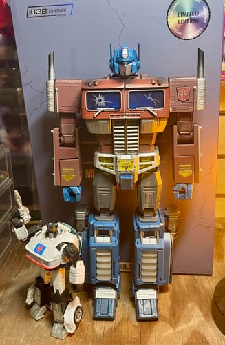 Customer photo review of 4th Party WJ WEISHUANG MPP10 MPP-10 Commander ( W8019E Oversized MP10 Optimus Prime) Battle Damaged Version 32cm / 12.6"