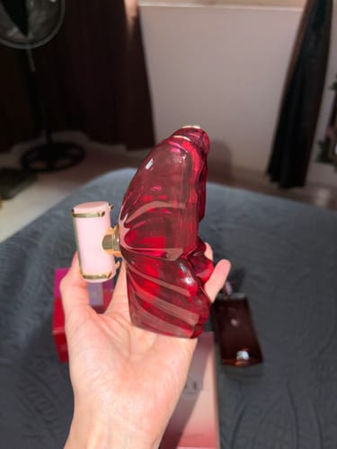 Reseña con foto de un cliente sobre Perfume Carolina Herrera La Bomba EDP