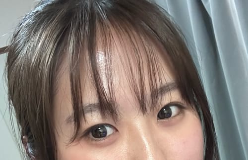 「Bean Kristin - コールドブラウン」を装着したレビュアーの目元のアップ。ナチュラルで明るい印象。