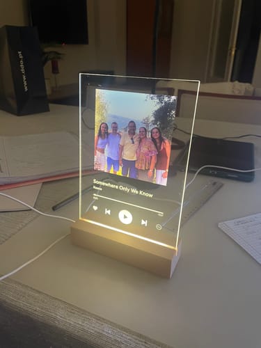 Customer photo review of Placa Spotify Personalizável (Foto & Música)