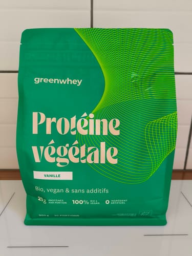 Photo d'un client du sachet vert de Protéine Végétale Bio Greenwhey, saveur vanille.