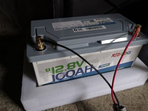 Customer photo review of Redodo Batterie Lithium LiFePO4 12V 100Ah H190 Bluetooth - sous le siège du camping-car