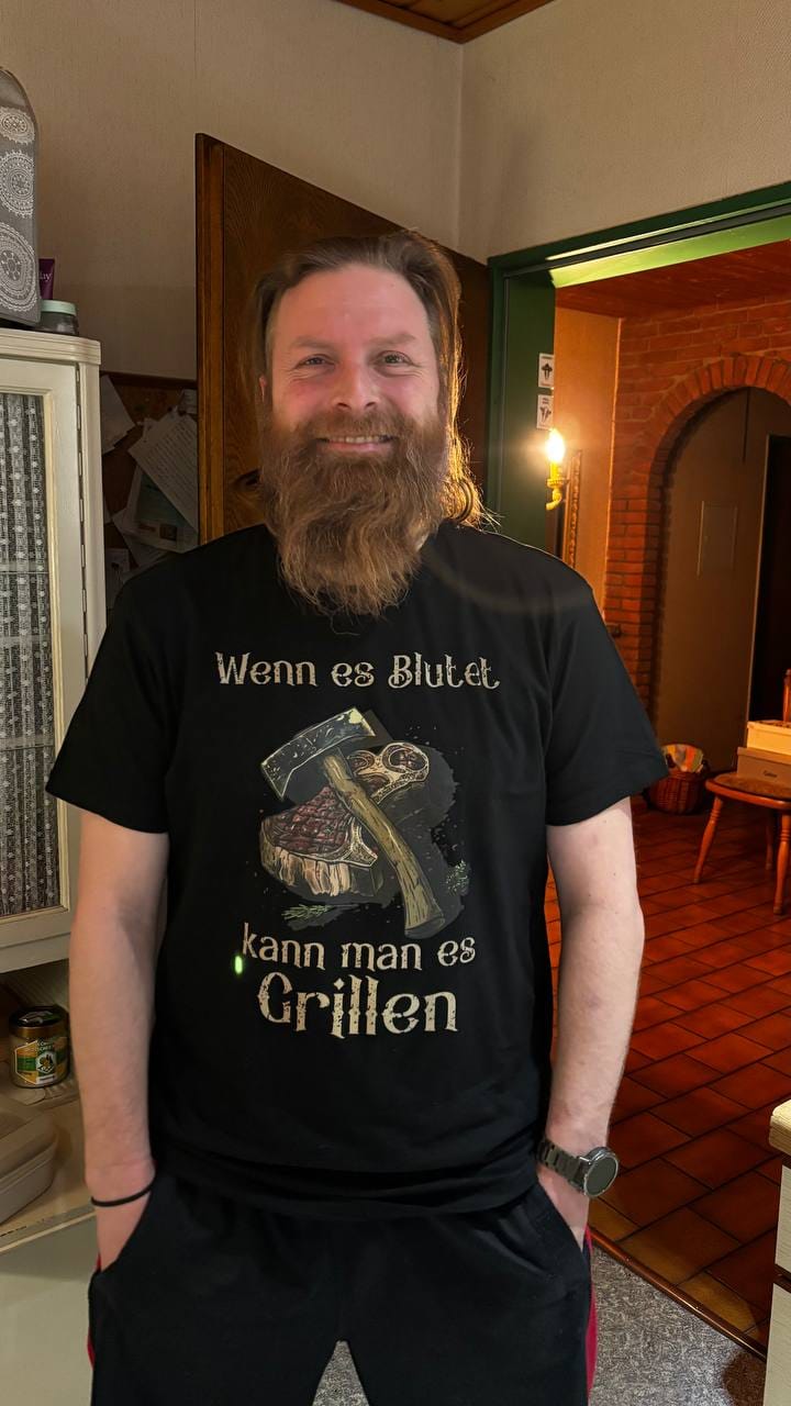 Customer photo review of Wenn es blutet kann man es Grillen   - Herren Shirt