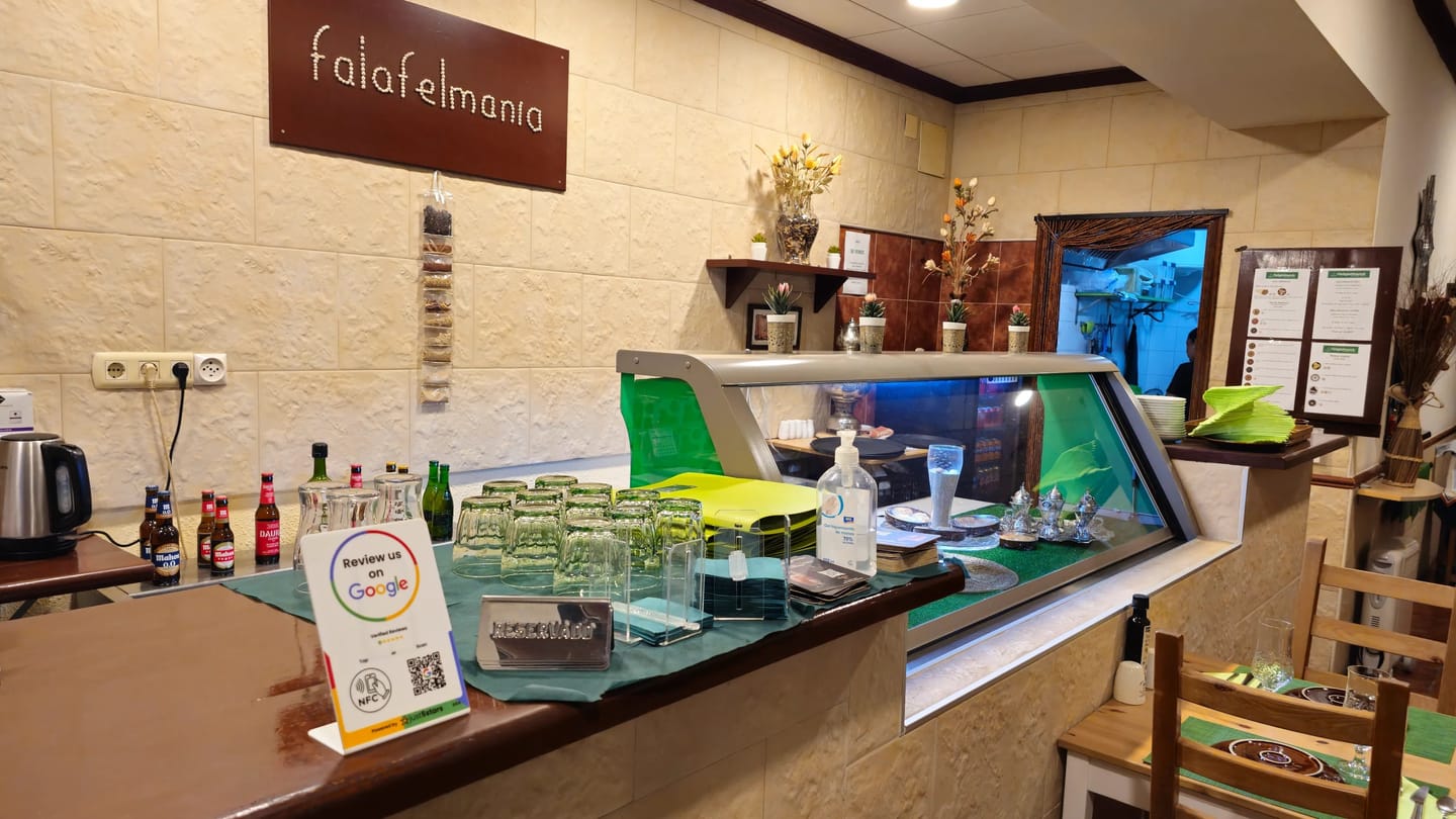 Customer photo review of Expositor Reseñas Google NFC QR