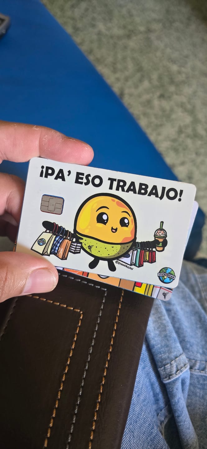 Customer photo review of Pa’ Eso Trabajo - Sticker para Tarjeta de Crédito