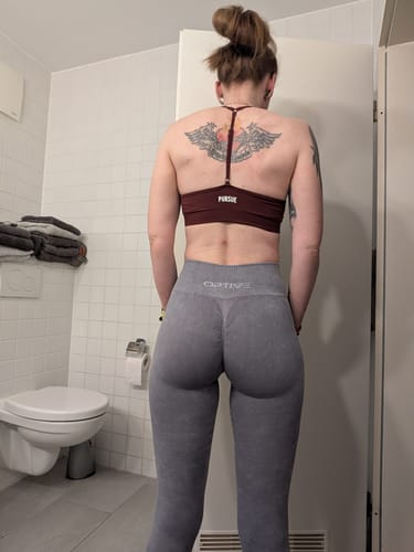 Customer photo review of INITIUM 2.0 Scrunch Leggings - Stone Grey