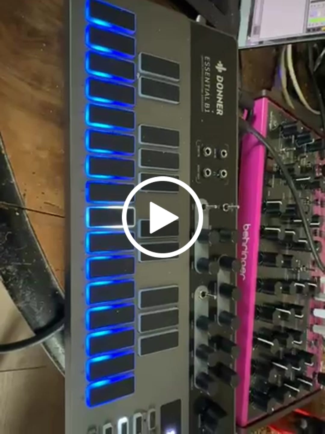 Customer video review of Donner Essential B1 Synthétiseur de basse analogique