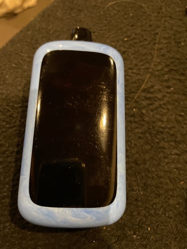 Ein Kunde zeigt den Fumot RandM Digital Monkey in einem hellblauen, marmorierten Design, der auf einer dunklen Oberfläche liegt.