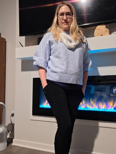 Reviewer standing indoors wearing black Piper Pocket Leggings with her hands placed in the side pockets.