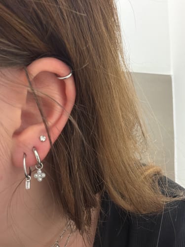 Customer photo review of Dangle Baguette Simple Clicker Piercing Gold