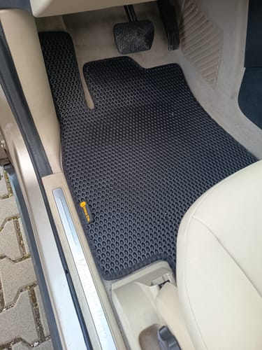 Customer photo review of Fußmatten für Van - Kofferraumwanne