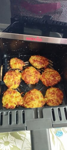 Recenzentul arată chiftele rumenite, gătite în coșul friteuzei cu aer cald Novio StonePro.
