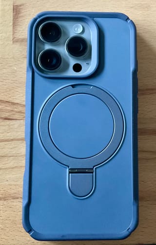 Rezensent zeigt die blaue Magnetische Handyhülle 2.0 auf einem iPhone, der Ringständer ist eingeklappt.
