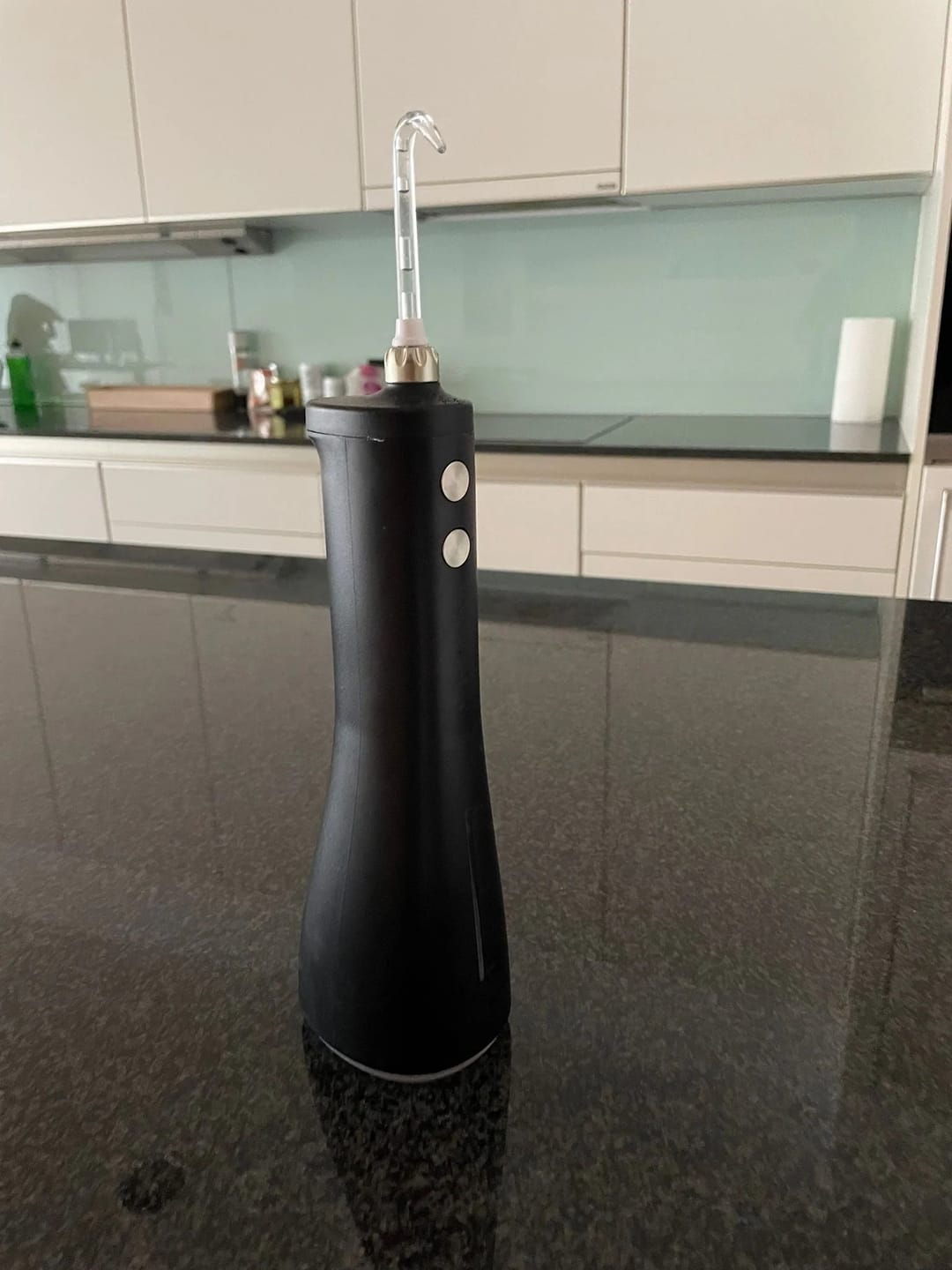 Customer photo review of Kabellose Munddusche für effektive Zahn- & Zahnfleischpflege Mit 4 Modi & 4 Aufsätzen, 300 ml Wassertank, 30–120 PSI Wasserdruck und IPX7-Wasserschutz