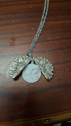 Customer photo review of LOANYA Collar con foto grabada