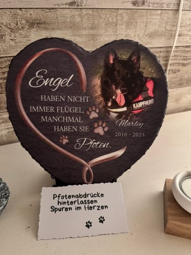 Rezensent zeigt den personalisierten Aufsteller: eine herzförmige Gedenktafel aus Schiefer mit Foto eines Hundes.