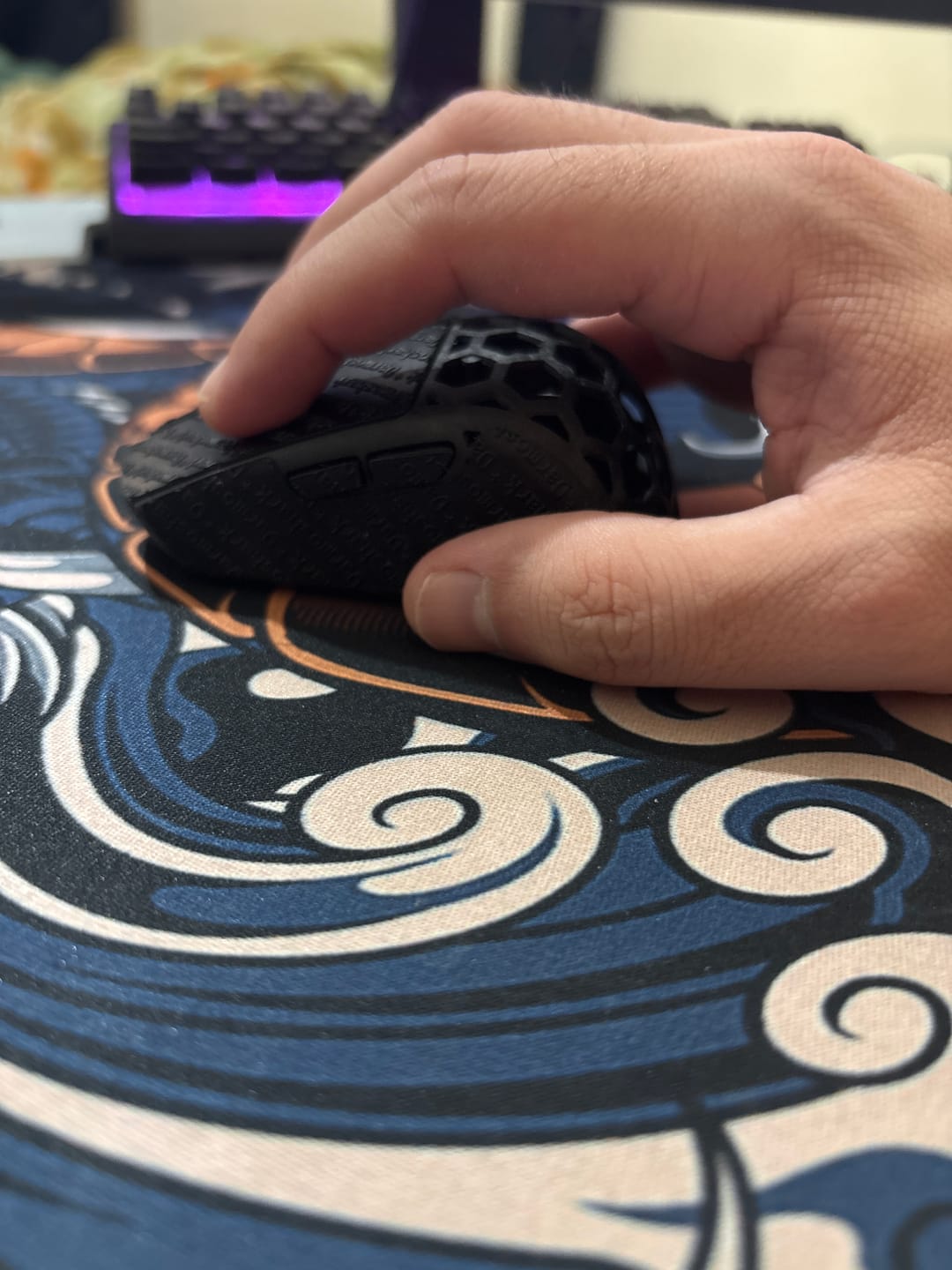 Customer photo review of Darmoshark M5 Air Karbon Fiber Wireless Mouse