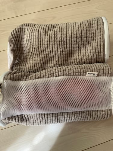 購入者のズックリーンネット。ベージュ色の厚手のネットの中に靴が入っています。