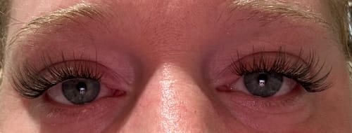 Nahaufnahme der Augen einer Kundin, die die vollen und wispigen STOCKHOLM Wimpern trägt.