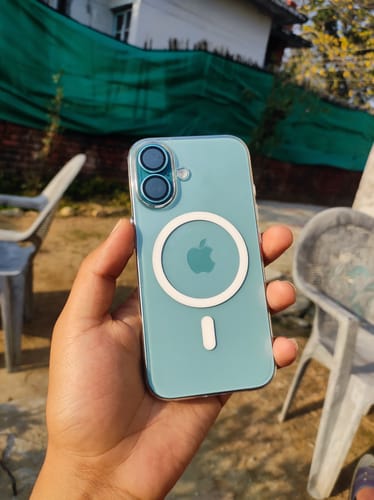 Customer holding a light blue iPhone in the transparent Anti Yellow Magsafe case, showing the white MagSafe ring.
