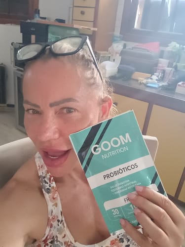 Reseñadora sosteniendo el empaque de las Gomitas De Probióticos en un primer plano.