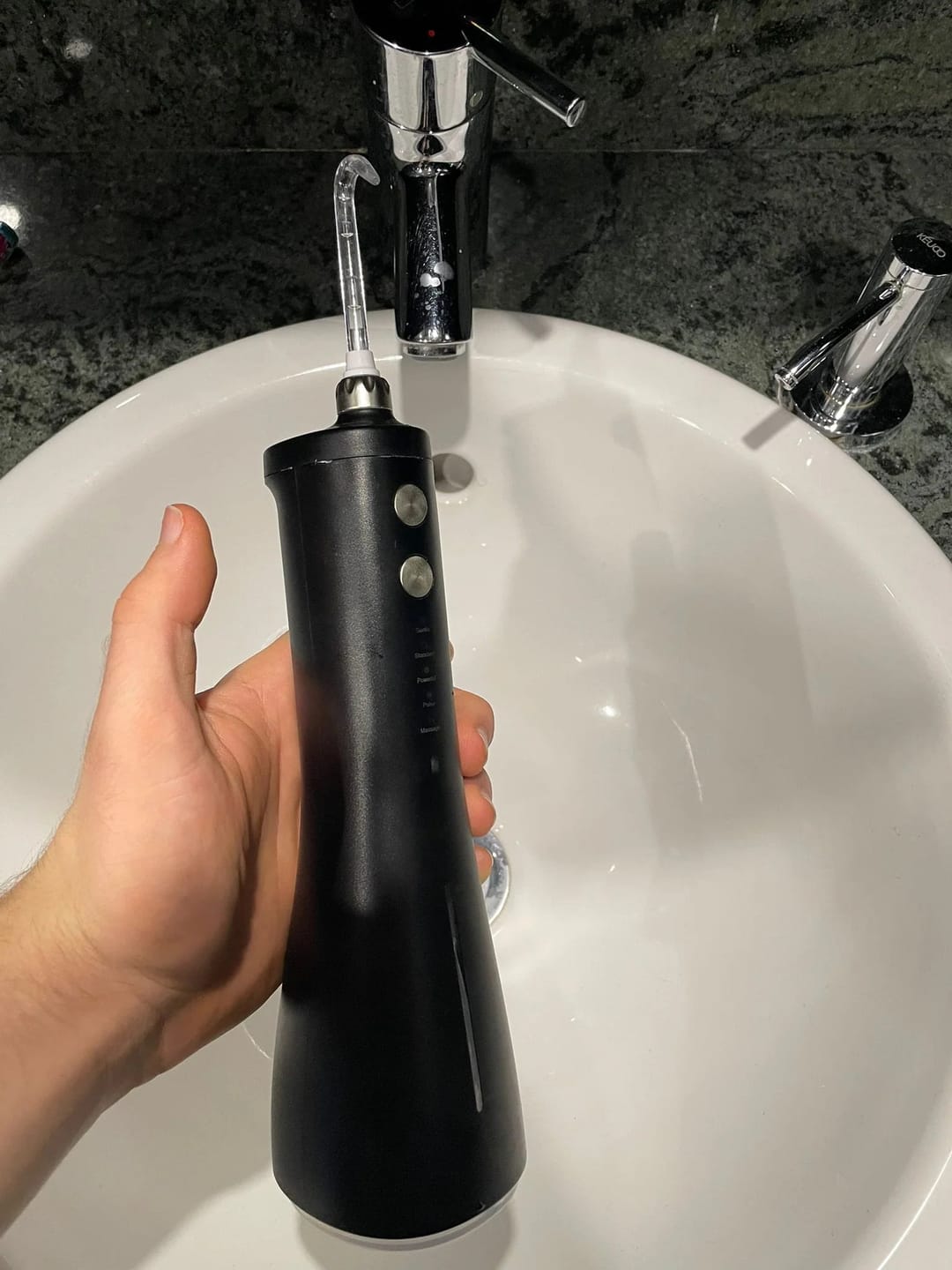 Customer photo review of Kabellose Munddusche für effektive Zahn- & Zahnfleischpflege Mit 4 Modi & 4 Aufsätzen, 300 ml Wassertank, 30–120 PSI Wasserdruck und IPX7-Wasserschutz