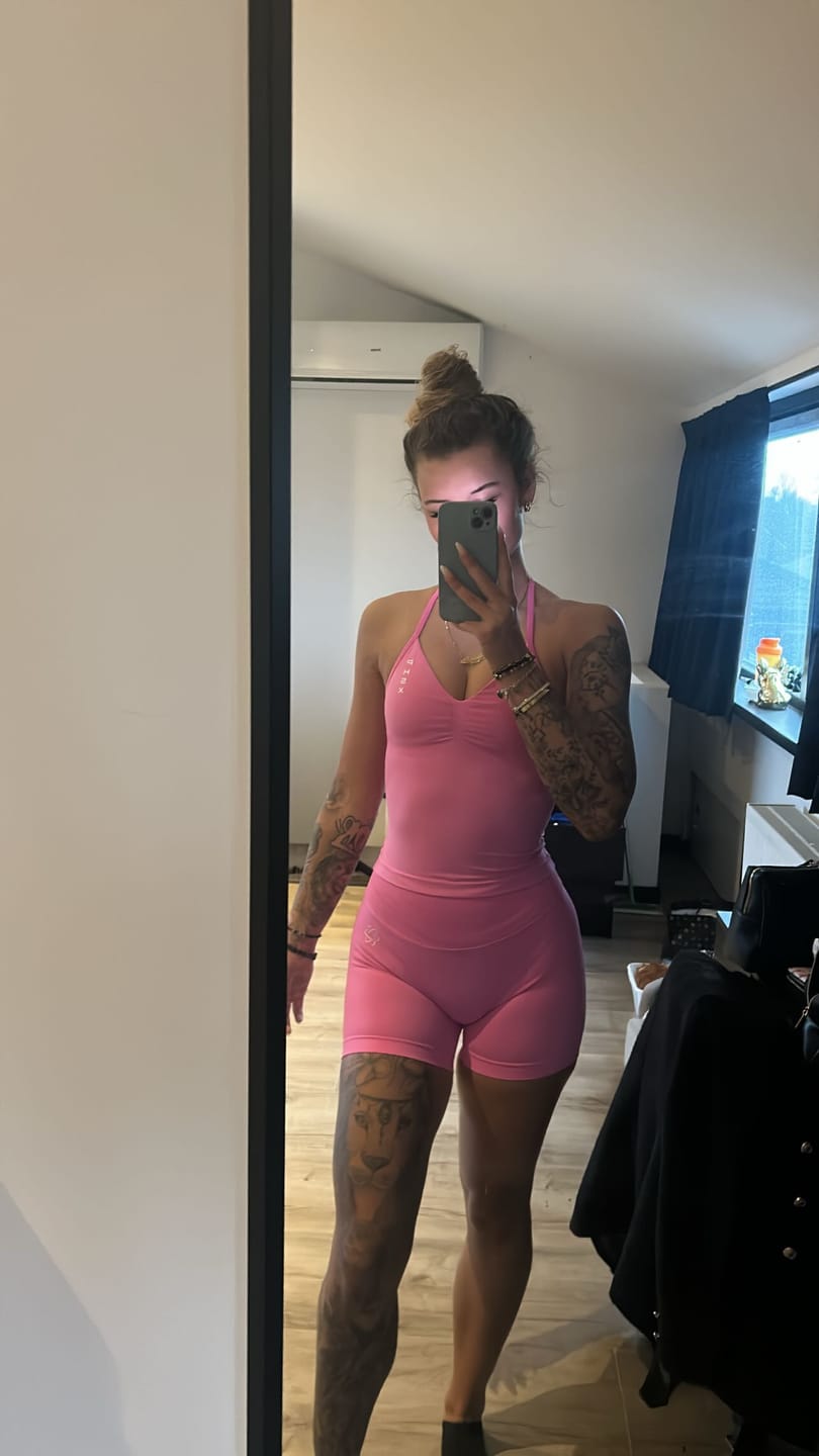 Customer photo review of SHORT HOT PINK