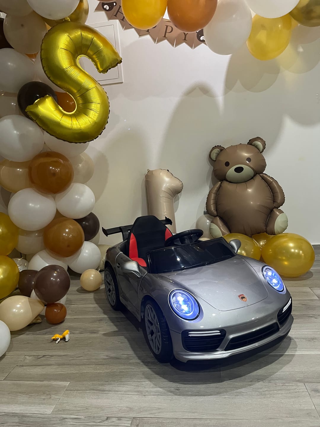 Customer photo review of Carro Elétrico para Criança 911 Style Cinza Metalizado 12v c/ RODAS DE BORRACHA & ASSENTO EM PELE