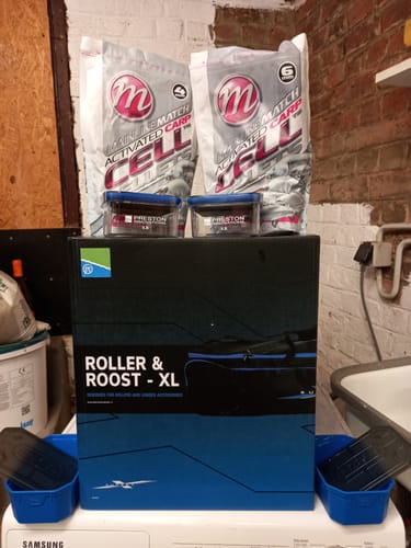 Recensent toont de grote productdoos van de Supera X Roller & Roost XL.