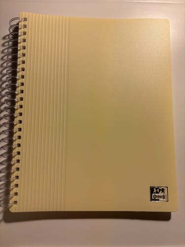 Le protège-documents OXFORD jaune pastel d'un client, fermé sur une surface plane.