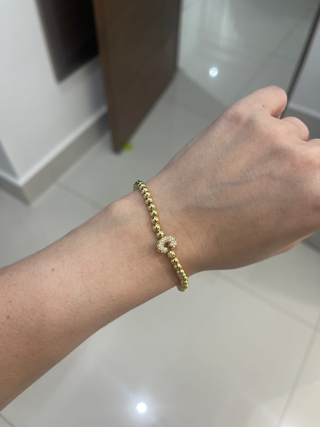 Customer photo review of Pulsera Dorada Con Inicial Mini Bubble Zirconia